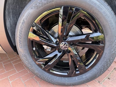 2026 Volkswagen Atlas Cross Sport 2.0T SEL R-Line Black