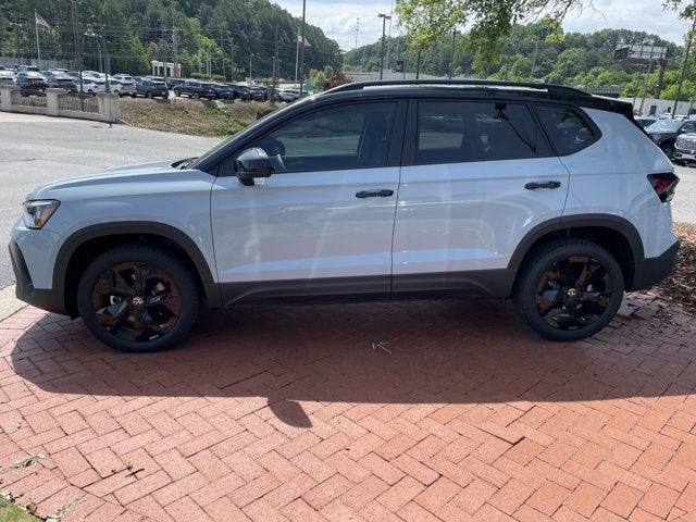 2026 Volkswagen Taos SE Black