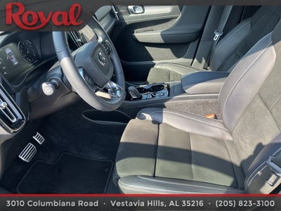 2022 Volvo XC40 R-Design