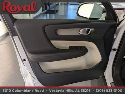 2023 Volvo XC40 Plus Bright Theme