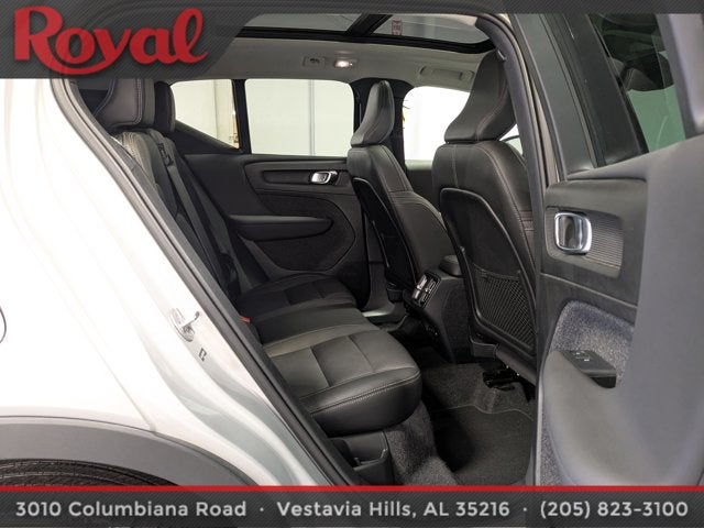 2024 Volvo XC40 Plus Dark Theme