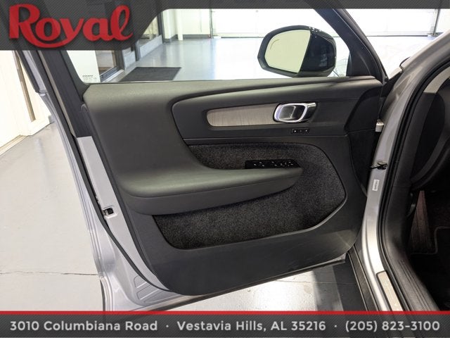 2024 Volvo XC40 Plus Dark Theme