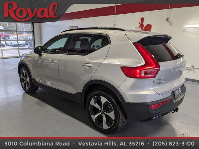 2024 Volvo XC40 Plus Dark Theme