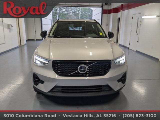 2024 Volvo XC40 Plus Dark Theme