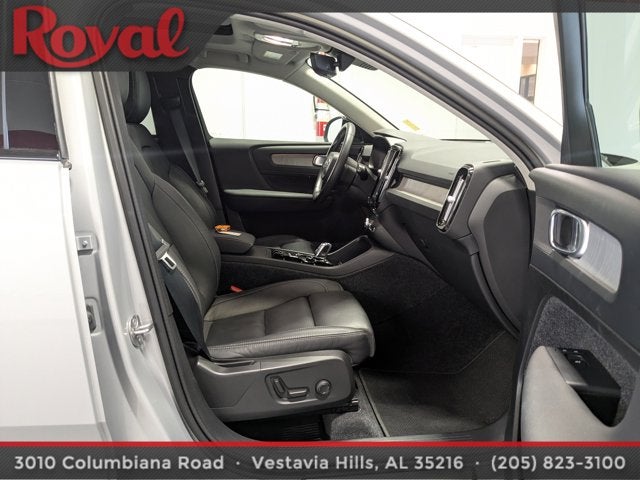 2024 Volvo XC40 Plus Dark Theme