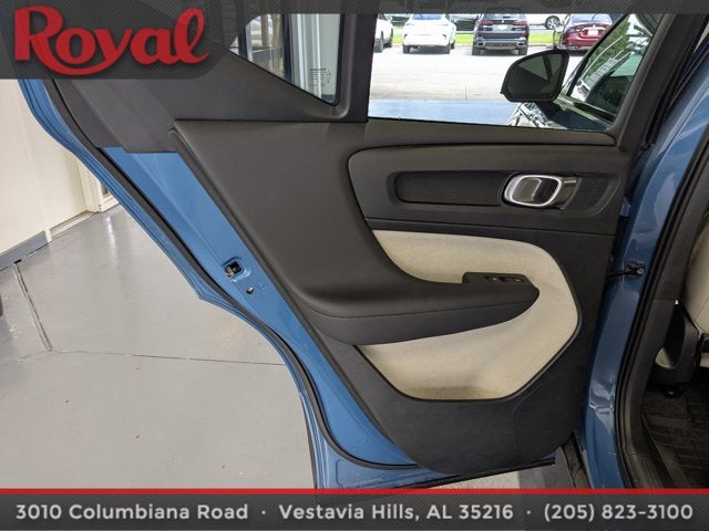 2024 Volvo XC40 Plus Dark Theme