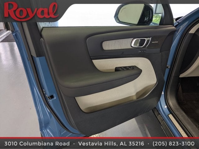 2024 Volvo XC40 Plus Dark Theme