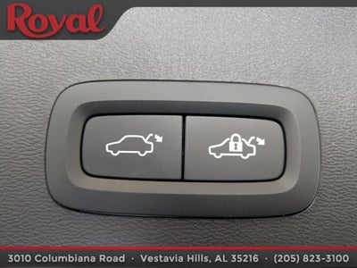 2024 Volvo XC40 Plus Dark Theme