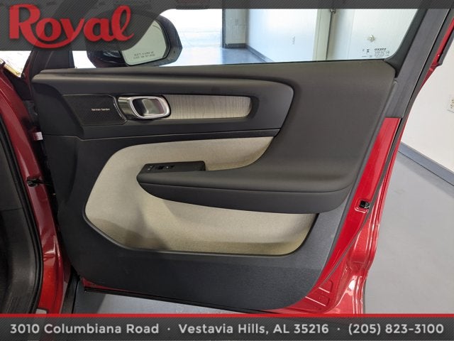 2024 Volvo XC40 Plus Dark Theme